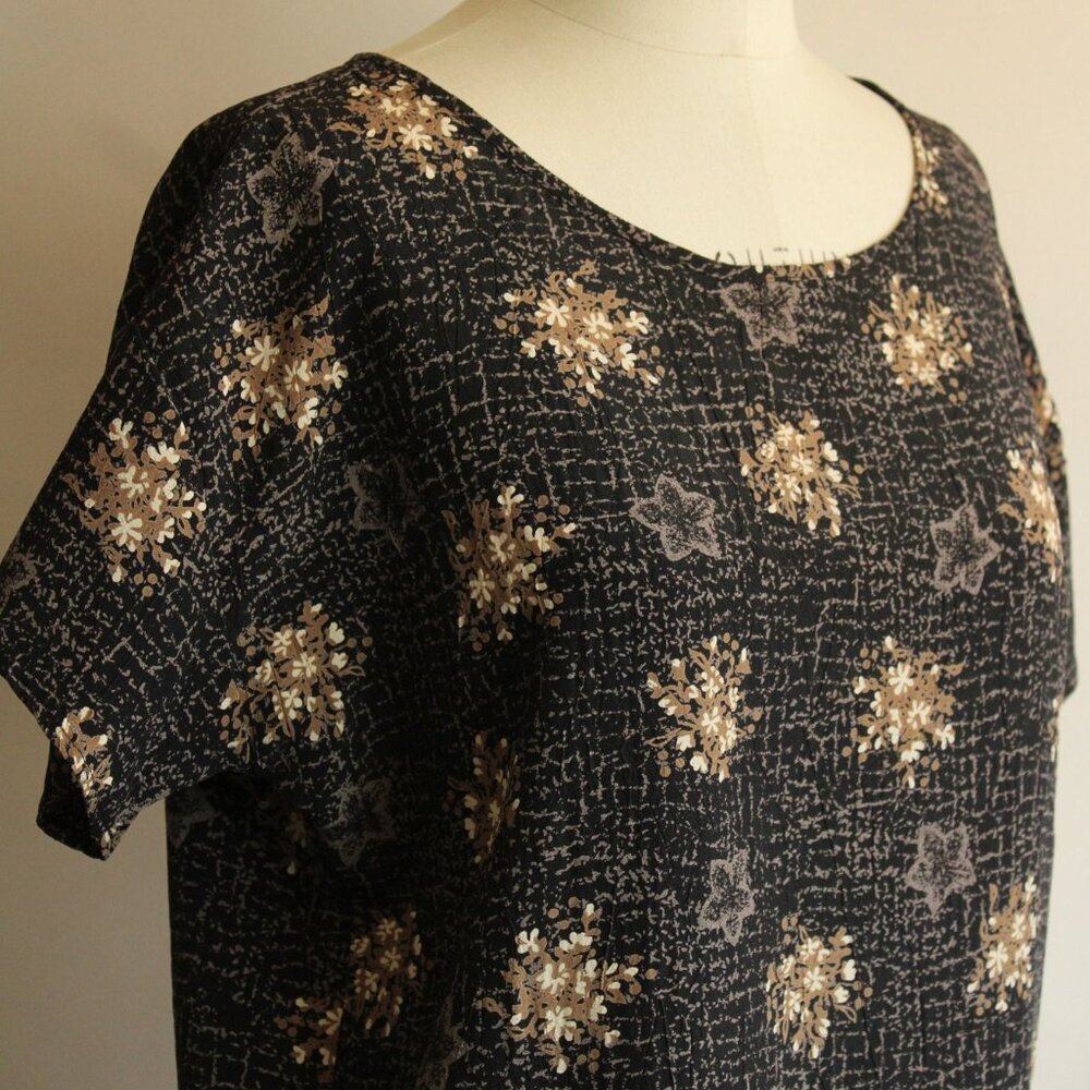 Vintage 1990s Blouse, Black and Gold and Gray Floral Print, short sleeved - Picture 4 of 10